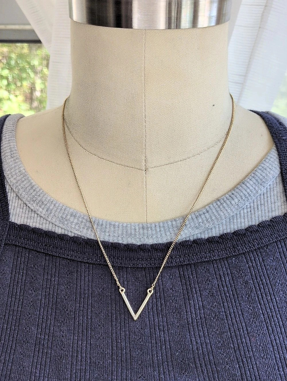 V Pendant Necklace in Gold Like New